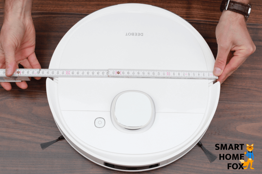 Der Ecovacs Deebot T9 wird mit einem Lineal ausgemessen